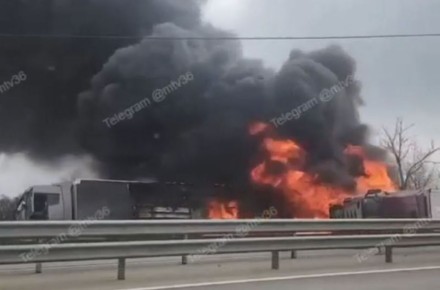 В Богучарском районе на трассе загорелись две фуры