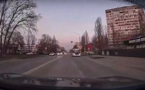 В Воронеже водитель автобуса вылетел на встречную полосу движения и едва не сбил женщину