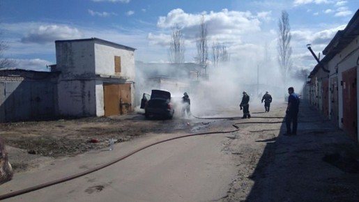 «Бомба в огне»: воронежские спасатели вынесли из пылающего гаража два взрывоопасных баллона