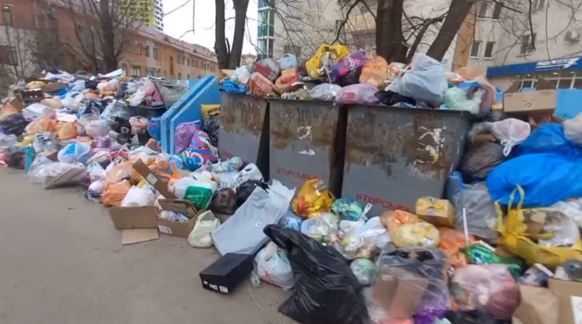 Жители Шишкова пожаловались на переполненные контейнеры и завалы мусора