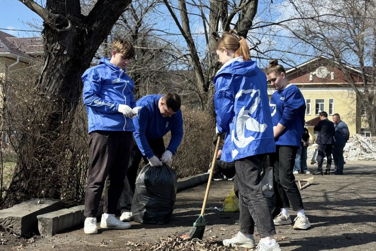 Депутаты помогли организовать субботник в Воронежском областном геронтологическом центре