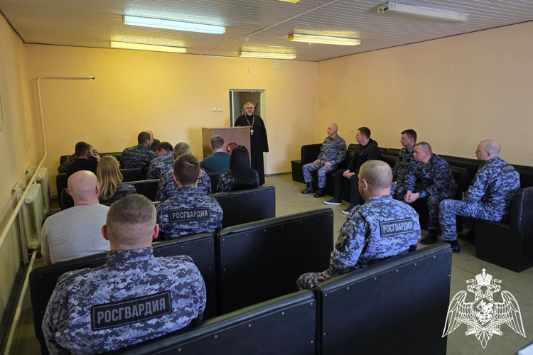 Священник провел беседу с сотрудниками вневедомственной охраны Росгвардии в Воронеже