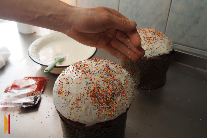 «Правильная готовка всегда сопровождается молитвой»: как в воронежском монастыре пекут куличи к Пасхе