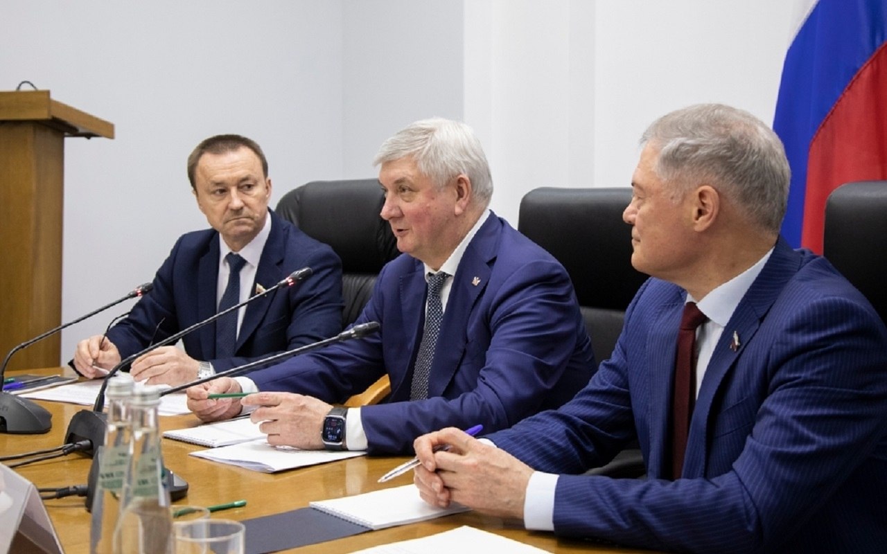 Губернатор Воронежской области Александр Гусев накануне ежегодного отчета в региональном парламенте пообщался с представителями фракций «Единой России», КПРФ и ЛДПР