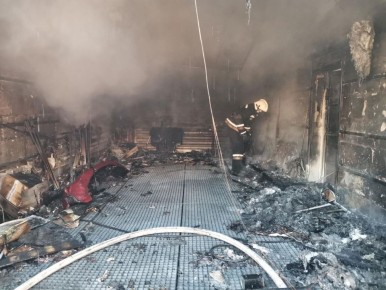 При пожаре в автомастерской Железнодорожного района уничтожена легковушка и повреждён Cadillac