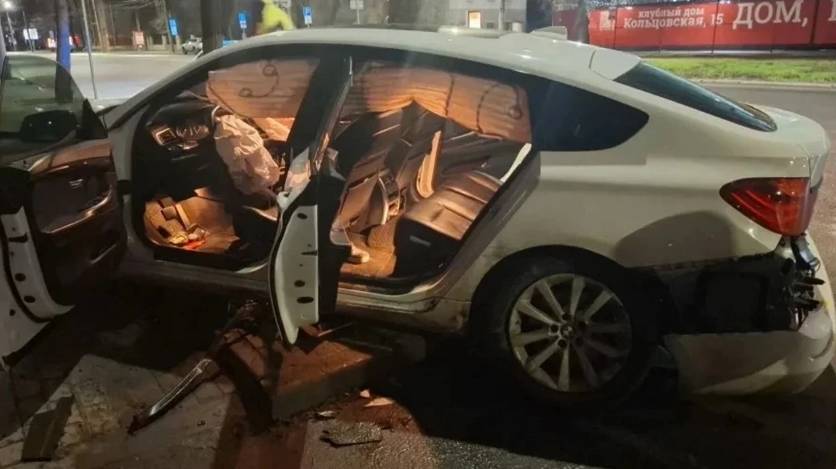 В центре Воронежа BMW вылетела на тротуар и врезалась в магазин: пострадала девушка