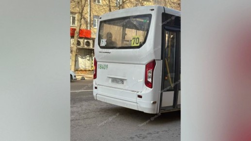 Пассажирка обвинила водителя воронежской маршрутки в езде с открытой дверью ради оплаты проезда