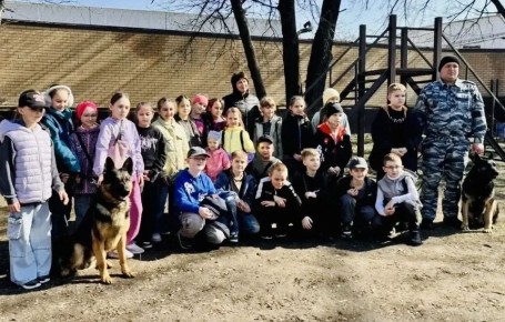 Воронежские школьники познакомились с четвероногими помощниками полиции