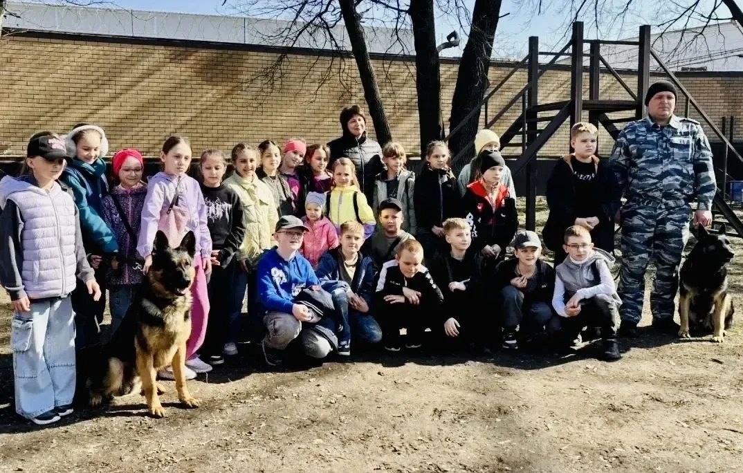 Воронежские школьники познакомились с четвероногими помощниками полиции