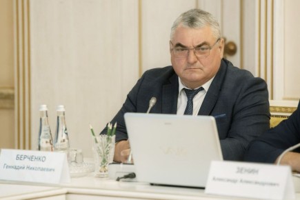 Губернатор Александр Гусев поздравляет с 60-летием главу администрации Ольховатского района Геннадия Берченко: