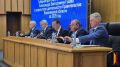 В Воронежской облдуме губернатор Александр Гусев представляет депутатам доклад об итогах 2025 года