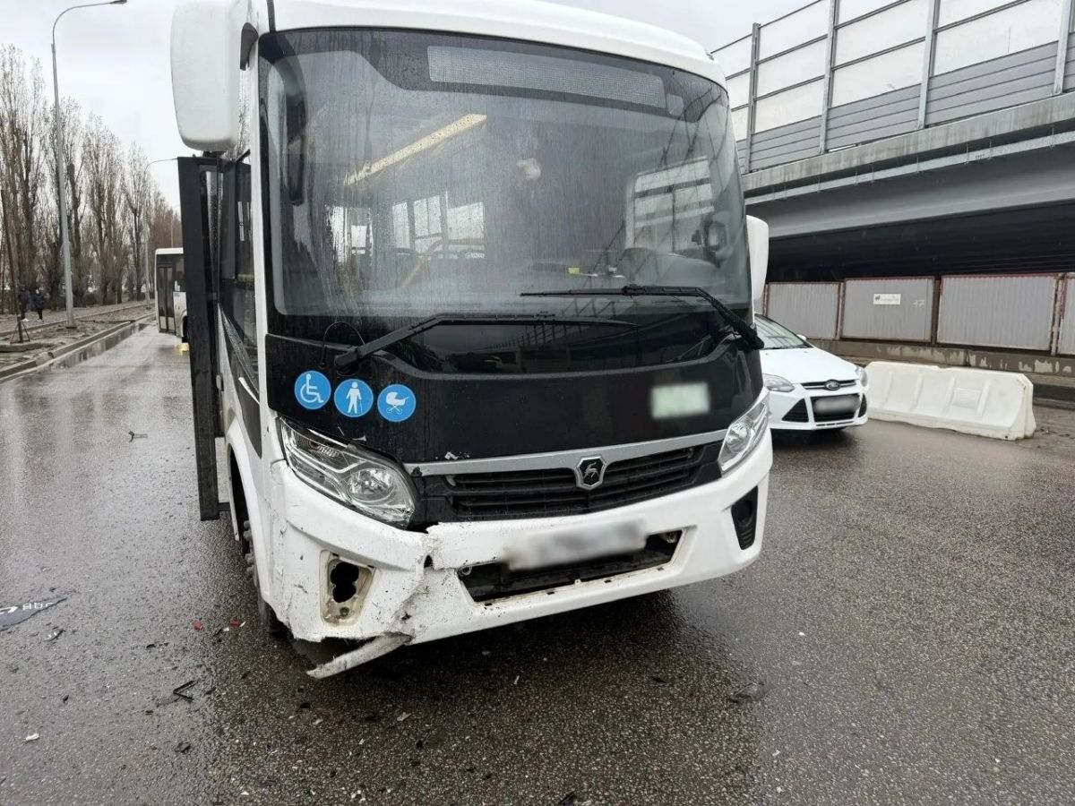 Пассажир легковушки попала в больницу после аварии на Остужева