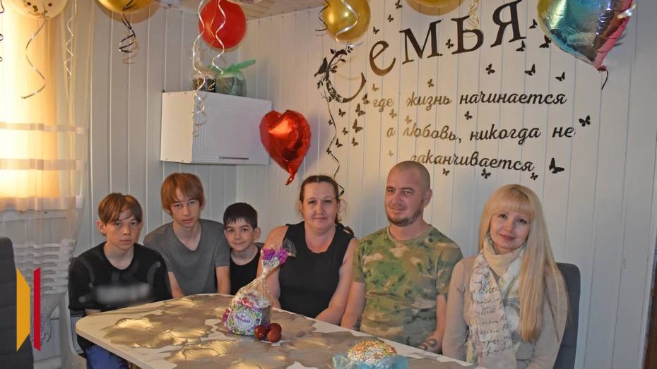 Журналисты РИА «Воронеж» и волонтеры отвезли куличи ветерану СВО