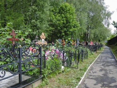 «Отобрали у усопших»: россияне сцепились из-за еды с кладбища