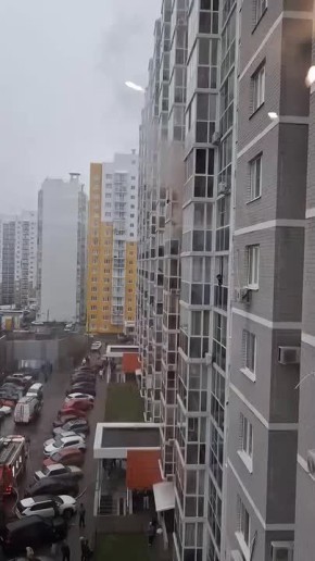 Из окна многоэтажки в ЖК «Цветной бульвар» валит густой дым