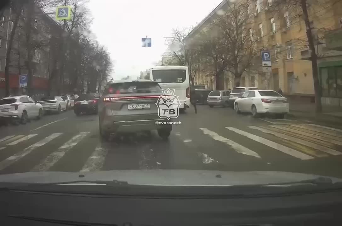 В Воронеже на улице Карла Маркса маршрутка протащила за собой женщину