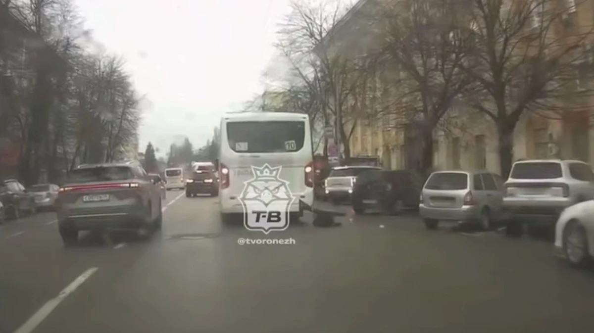 В Воронеже на улице Карла Маркса маршрутка протащила за собой женщину: видео