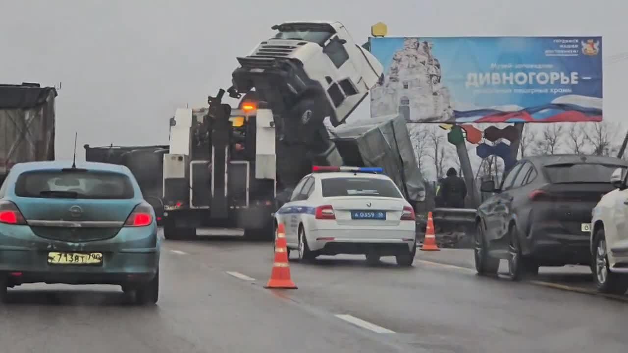 В Лискинском районе грузовик слетел в кювет: водитель попал в больницу