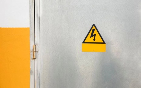 В Терновском районе электромонтер погиб от удара током по вине мастера, который не обеспечил безопасные условия труда во время проведения работ