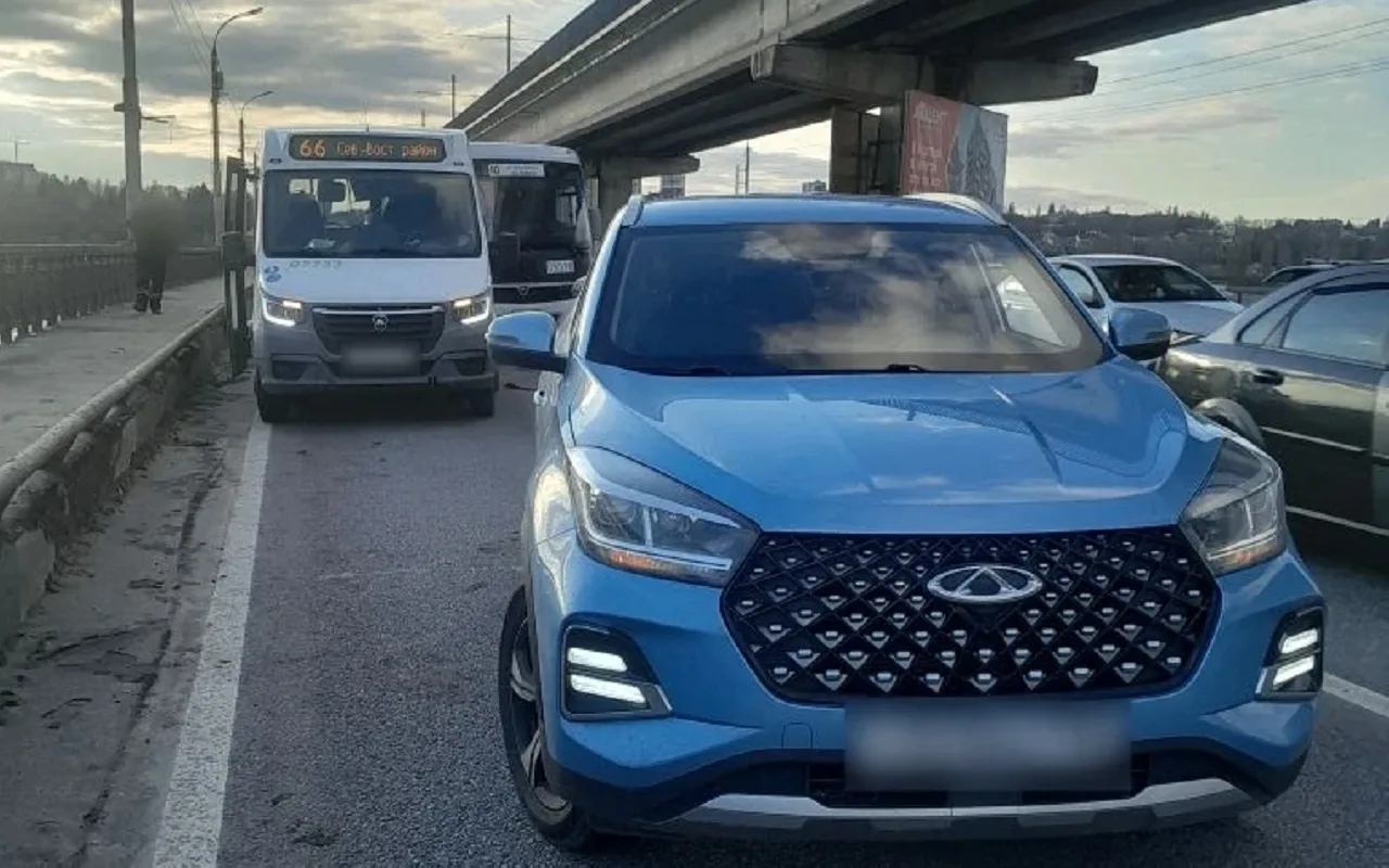 Пассажирка автобуса пострадала в ДТП с участием двух маршруток и кроссовера на Северном мосту