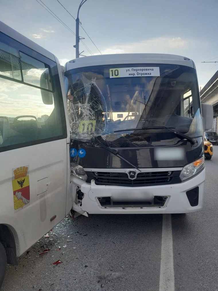 В Воронеже сотрудники Госавтоинспекции устанавливают обстоятельства ДТП с участием двух автобусов