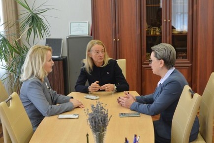 Руководитель фракции «Единая Россия» в Воронежской городской Думе, главный врач Воронежской поликлиники №3 Юлия Попова посетила с рабочим визитом гимназию имени И.С. Никитина, расположенную на ее избирательном округе