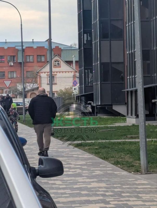 В Воронеже под окнами дома в ЖК «Современник» обнаружили тело женщины