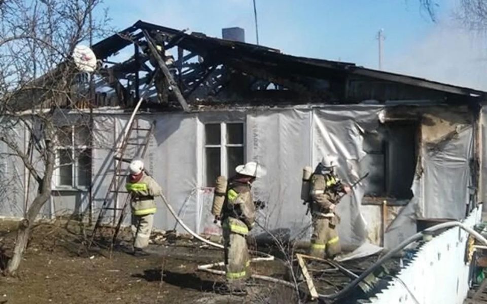 Мужчина погиб на пожаре в жилом доме в Боброве