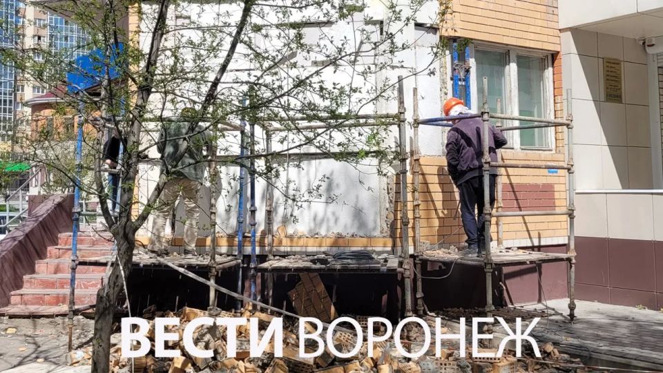 Сотрудники ДСК начали ремонтировать разрушающуюся 16-этажку на Шишкова