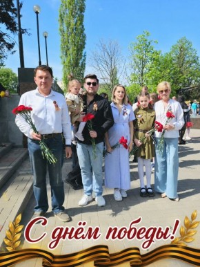 Сегодня всей семьёй — сразу три поколения — возложили цветы к Вечному огню