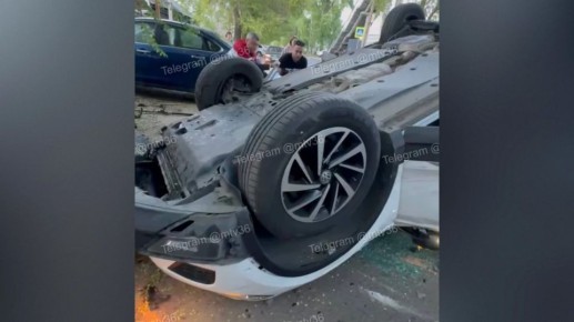 В Воронеже Volkswagen врезался в Daewoo и встал на крышу: пострадали ребенок и девушка
