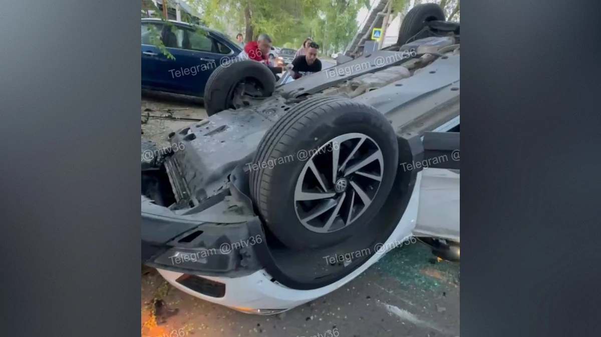 В Воронеже Volkswagen врезался в Daewoo и встал на крышу: пострадали ребенок и девушка