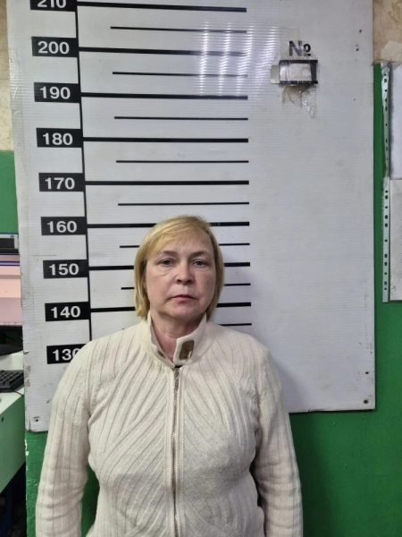 Сотрудники полиции устанавливают пострадавших от действий 60-летней мошенницы