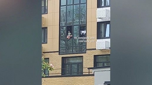 В воронежском ЖК «Яблоневые сады» маленькому ребенку устроили опасную прогулку на окне многоэтажки