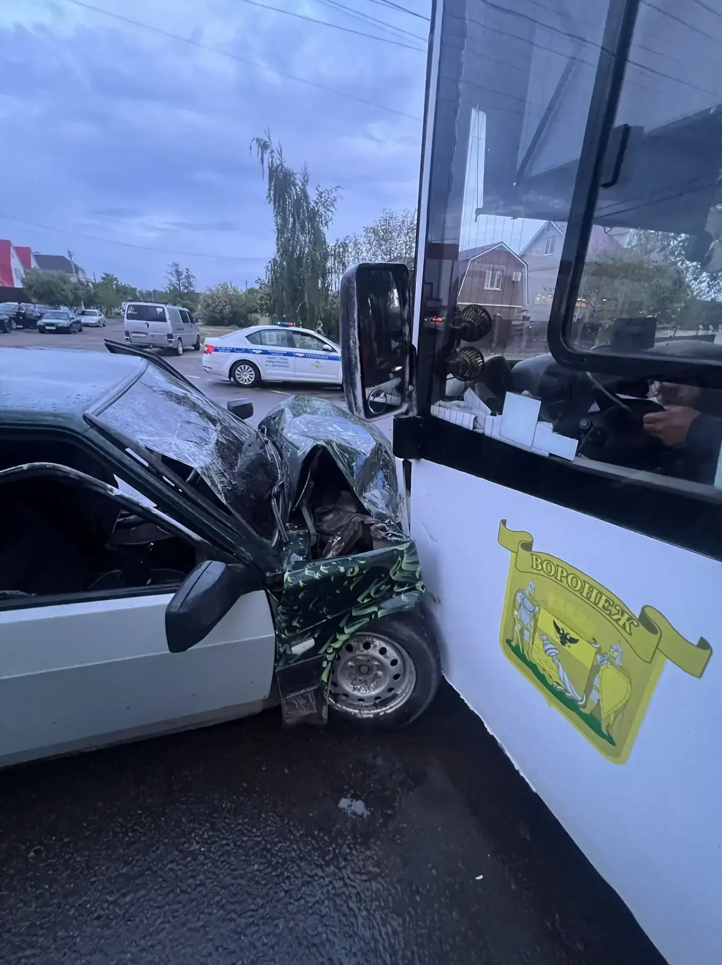 В Воронеже столкнулись легковушка и автобус: пострадали два человека