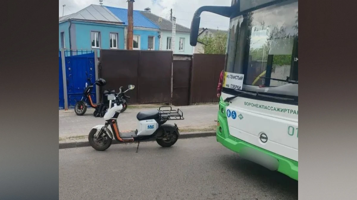 В Воронеже девочка вышла из автобуса и попал под колеса электроскутера