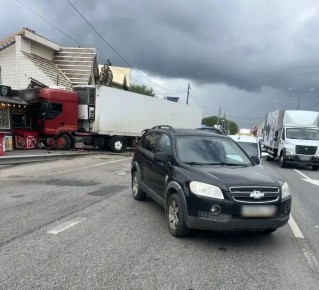 В Новоусманском районе водитель большегруза наехал на две легковушки и снёс павильон
