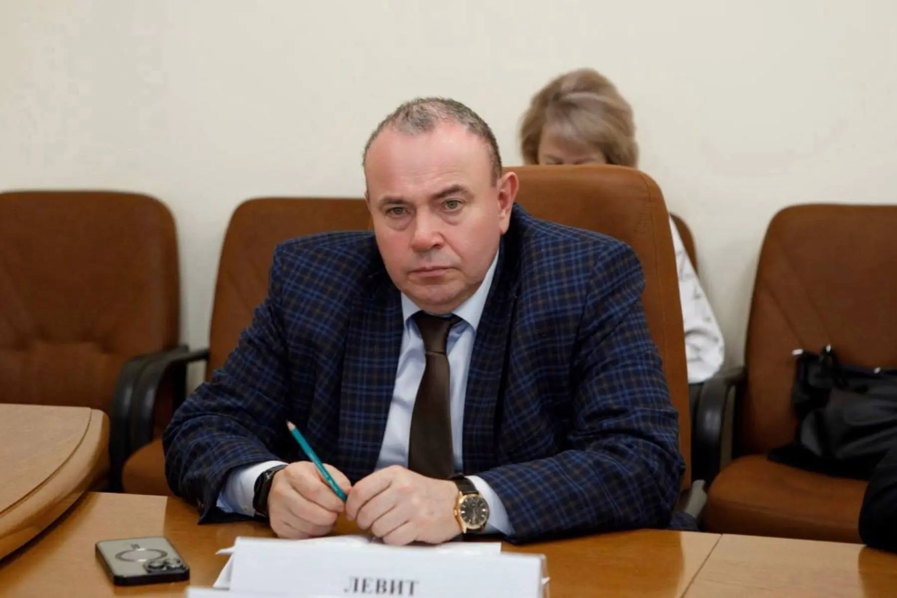 Губернатор Александр Гусев поздравляет с 55-летим Кирилла Левита, заместителя председателя Воронежской областной Думы:
