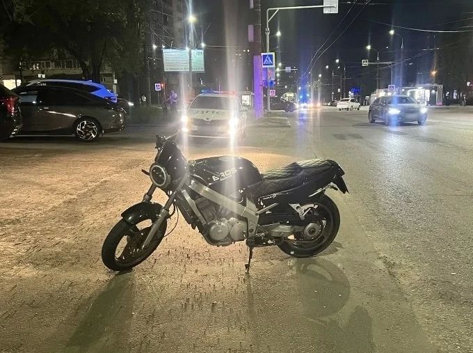 В Воронеже мотоциклист с пассажиркой попали в больницу после наезда на бордюр