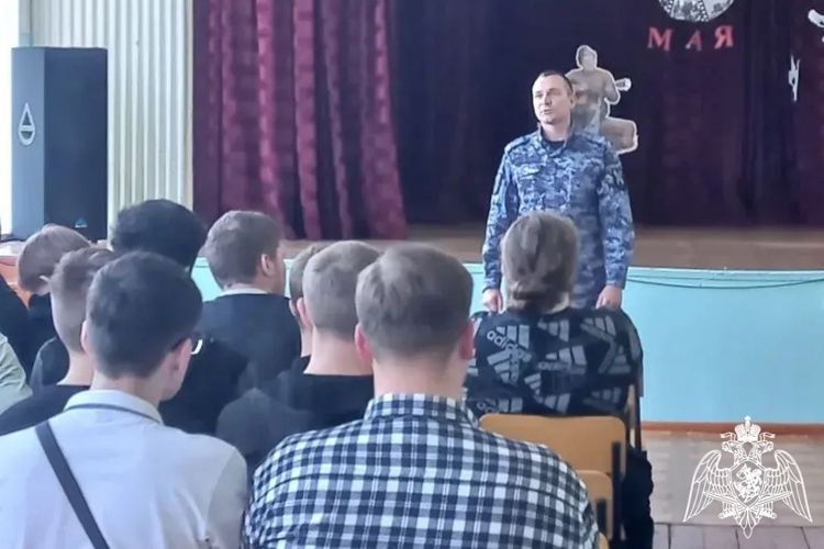 Представитель Росгвардии провёл встречу с выпускниками техникума Воронежской области