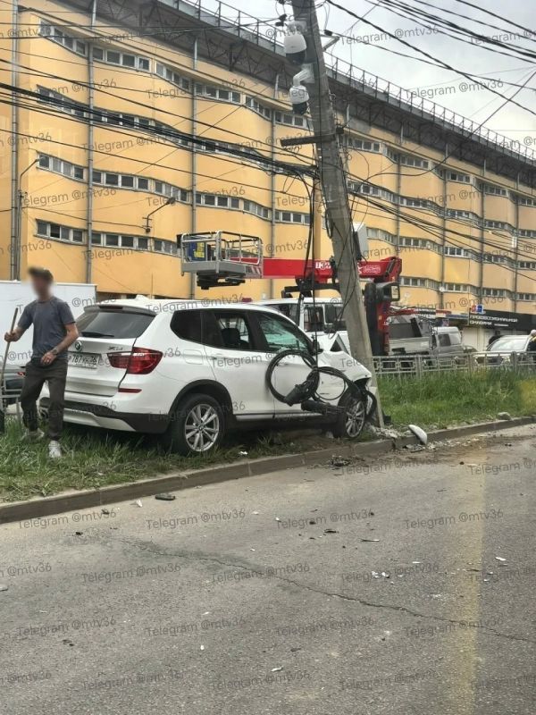 На улице Шишкова BMW врезался в столб после столкновения с «Ладой»
