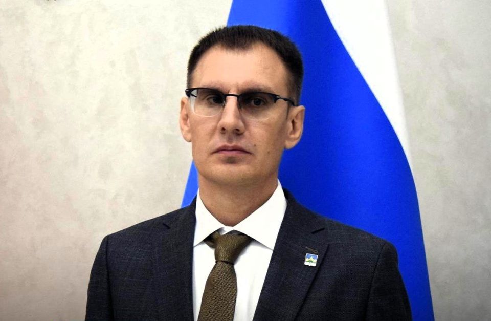 Юрий Матузов поздравляет временно исполняющего полномочия главы Каширского района Ивана Пономарева с днем рождения:
