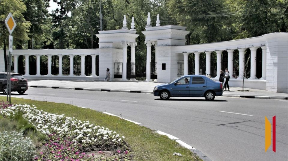 В Воронеже с вечера 21 мая запретят парковку и остановку возле парка «Орленок»