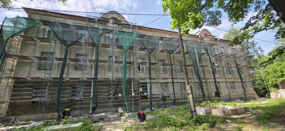 Реставрацию фасада «Корпуса «Служителей» в микрорайоне СХИ завершат к осени