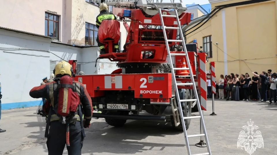 Спасатели поделились кадрами пожарно-тактических учений в здании Воронежского медуниверситета