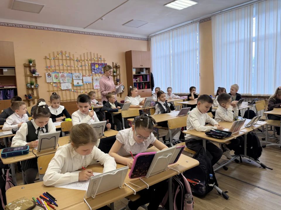 Воронежские первоклассники нарисовали открытки бойцам на передовую