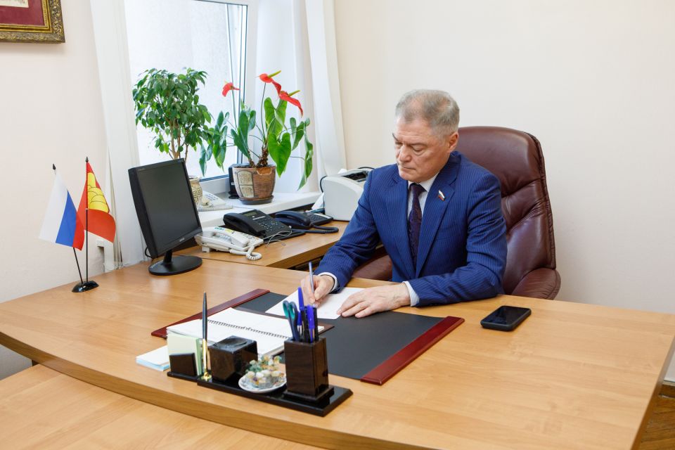 Виктор Логвинов помог решить вопрос с ремонтом кровли школы в селе Семеновка
