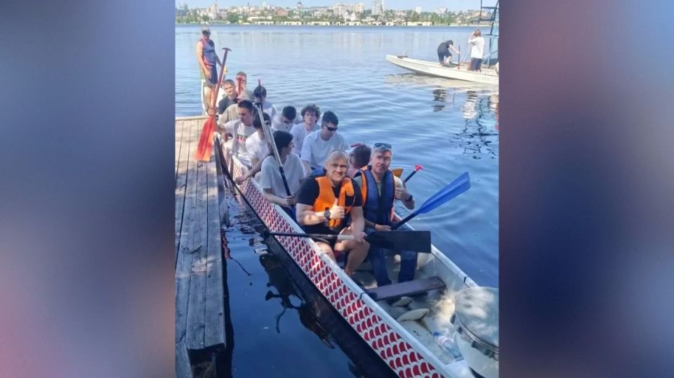 Депутат Госдумы Евгений Ревенко вместе с воронежскими студентами принял участие в заплыве на лодках «Дракон»
