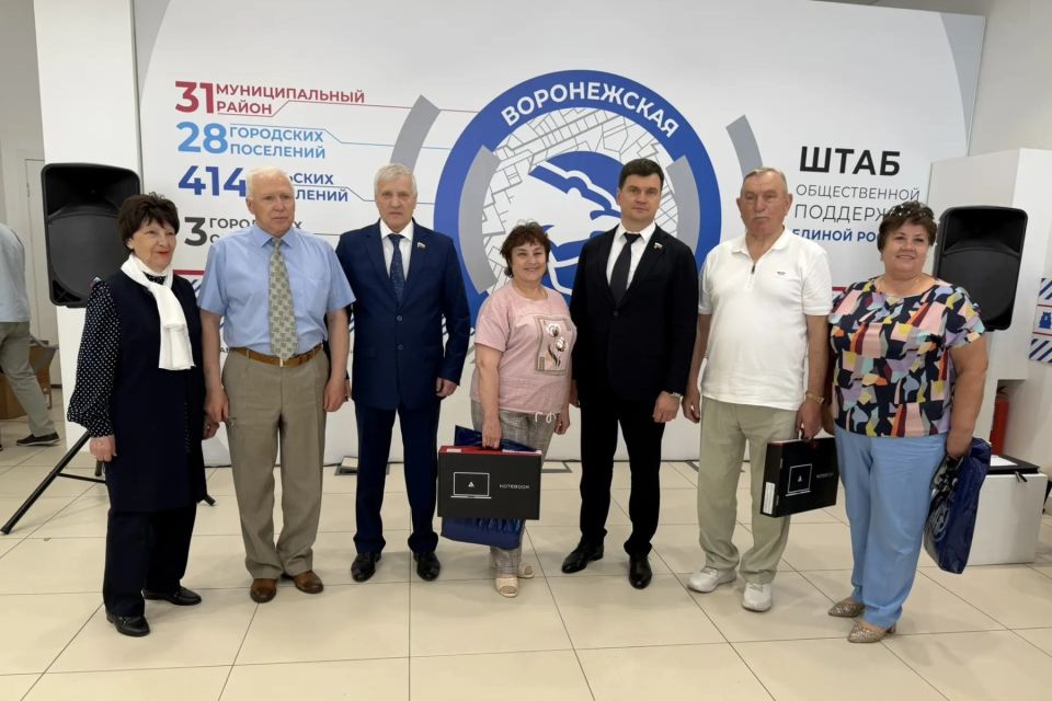 Депутаты облдумы передали ветеранским организациям районов области новые ноутбуки