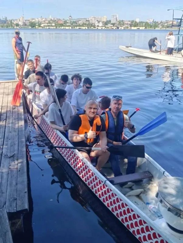 Депутат Госдумы Евгений Ревенко вместе с воронежскими студентами принял участие в заплыве на лодках «Дракон»